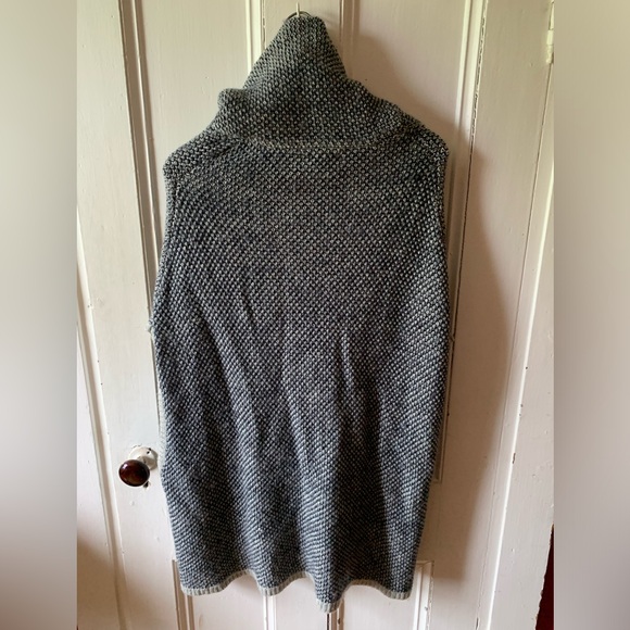 Women’s navy blue and silver knit Gap Turtle Neck Poncho size Medium - Picture 3 of 12
